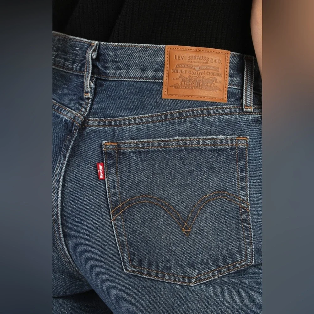 Levi’s Wedgie Icon Fit Medium Wash Distressed Cropped High-Rise Jeans - Picture 3 of 10